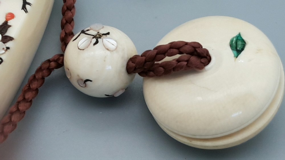 Magnificent Japanese Meiji Shibayama Suite of Inro, Netsuke & Ojime View IX