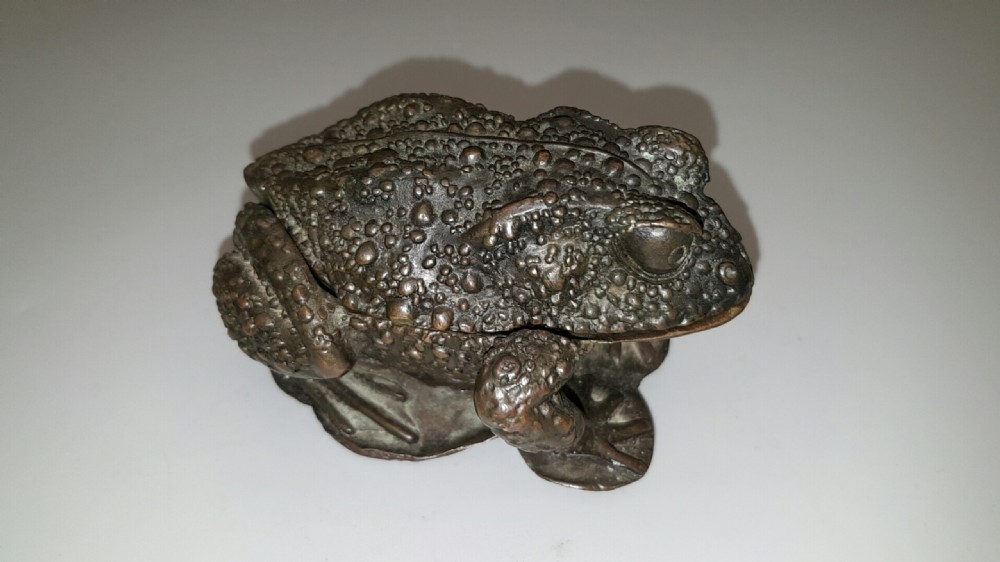 Striking Japanese Meiji bronze toad box View II