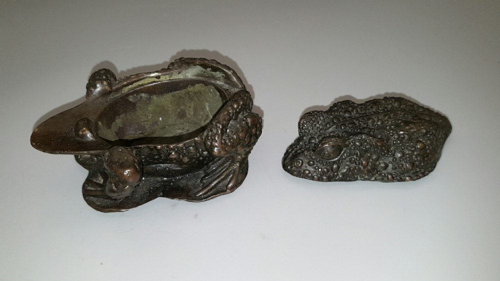 Striking Japanese Meiji bronze toad box View IV