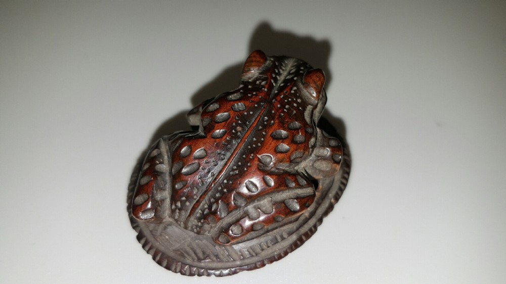 Japanese Meiji Boxwood Netsuke of a Toad on a Sandal View II