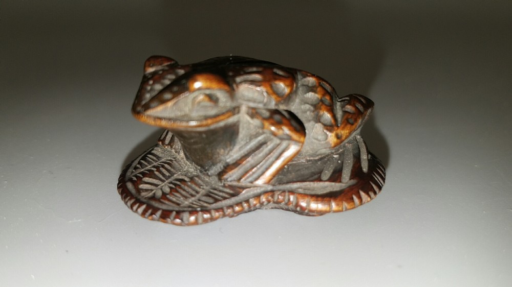 Japanese Meiji Boxwood Netsuke of a Toad on a Sandal View III