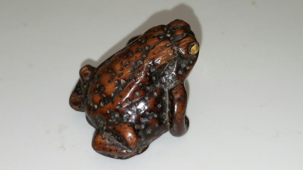Japanese Edo (early 19thC) boxwood toad netsuke signed Yoshitada (Shigetada)