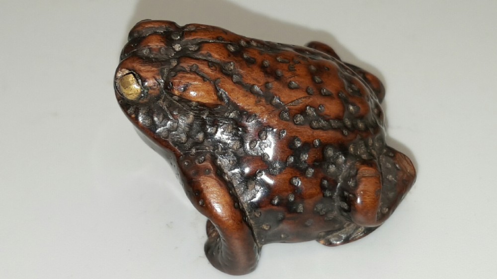 Japanese Edo (early 19thC) boxwood toad netsuke signed Yoshitada (Shigetada) View II