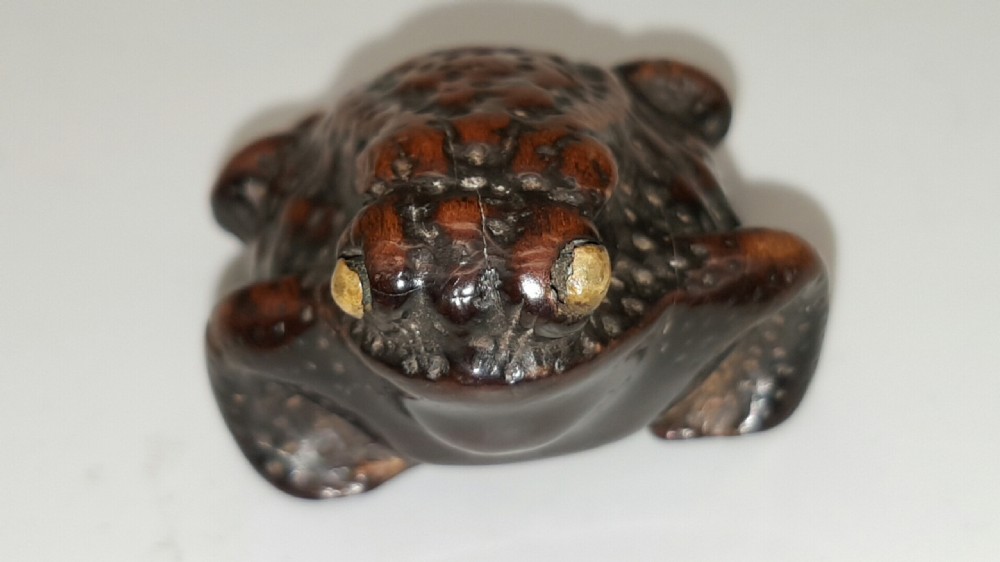 Japanese Edo (early 19thC) boxwood toad netsuke signed Yoshitada (Shigetada) View III