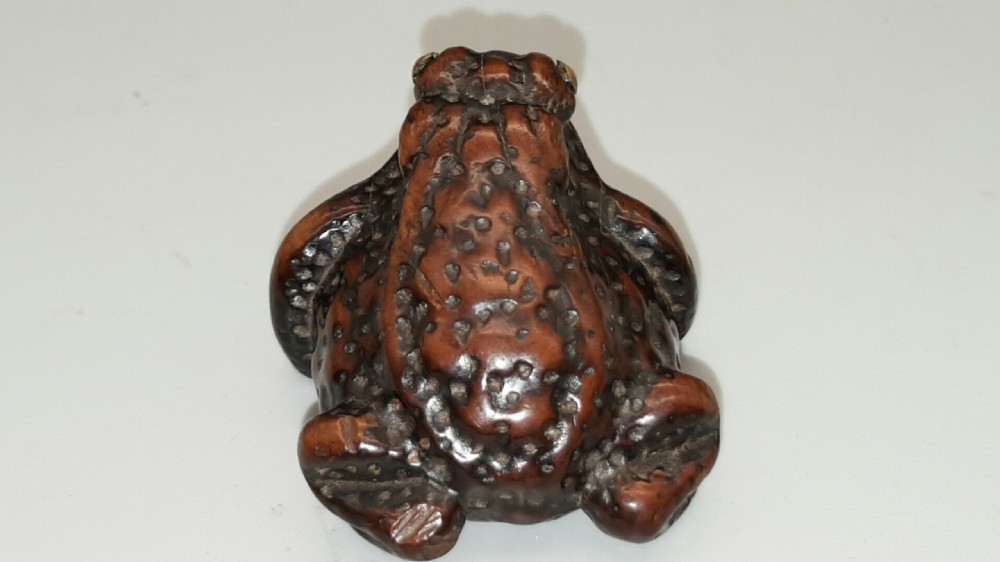 Japanese Edo (early 19thC) boxwood toad netsuke signed Yoshitada (Shigetada) View IV