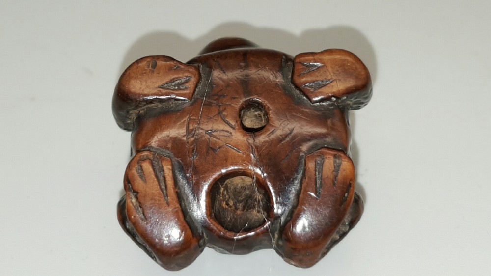 Japanese Edo (early 19thC) boxwood toad netsuke signed Yoshitada (Shigetada) View V