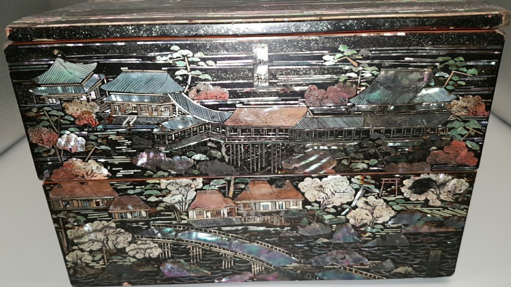 Beautiful Japanese Meiji (19thC) Raden (Mother-of-Pearl) Black Lacquer Storage Box View IV