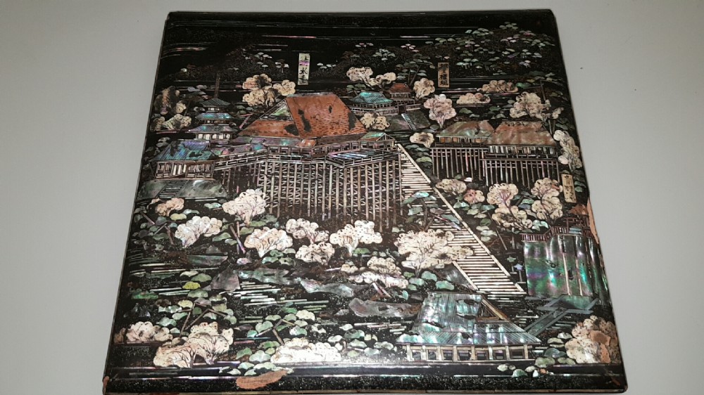 Beautiful Japanese Meiji (19thC) Raden (Mother-of-Pearl) Black Lacquer Storage Box View VI