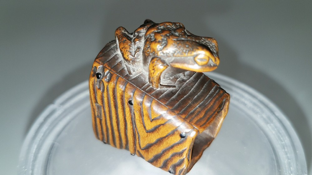 Japanese Meiji (19thC) Boxwood Netsuke of a Toad on an Old Well Bucket, Signed Masanao View II