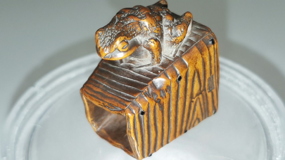 Japanese Meiji (19thC) Boxwood Netsuke of a Toad on an Old Well Bucket, Signed Masanao View IV