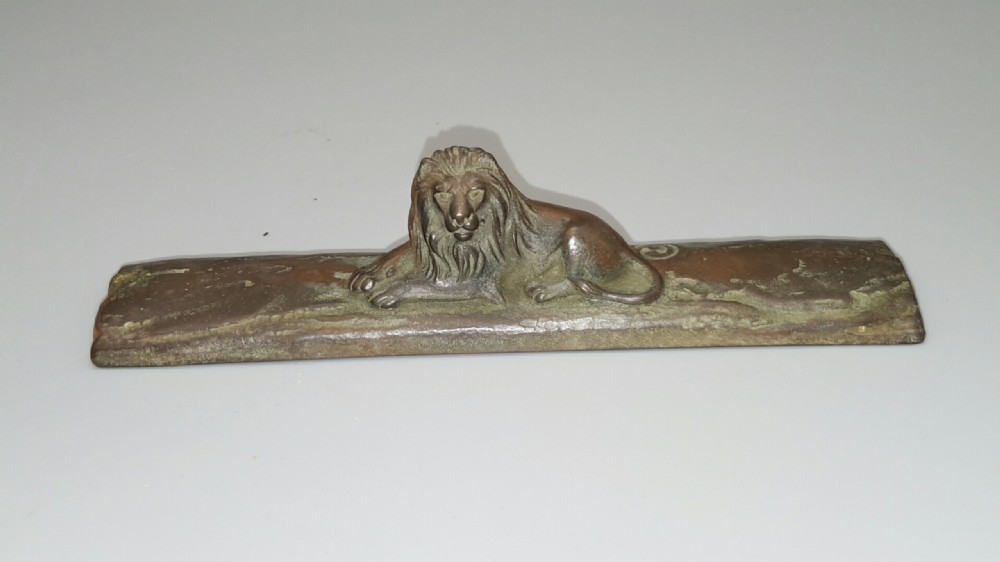 Japanese Showa bronze paperweight depicting a lion by Junmin Yamamoto
