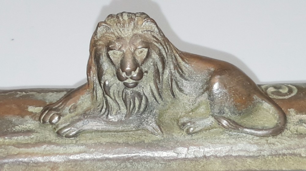 Japanese Showa bronze paperweight depicting a lion by Junmin Yamamoto View II