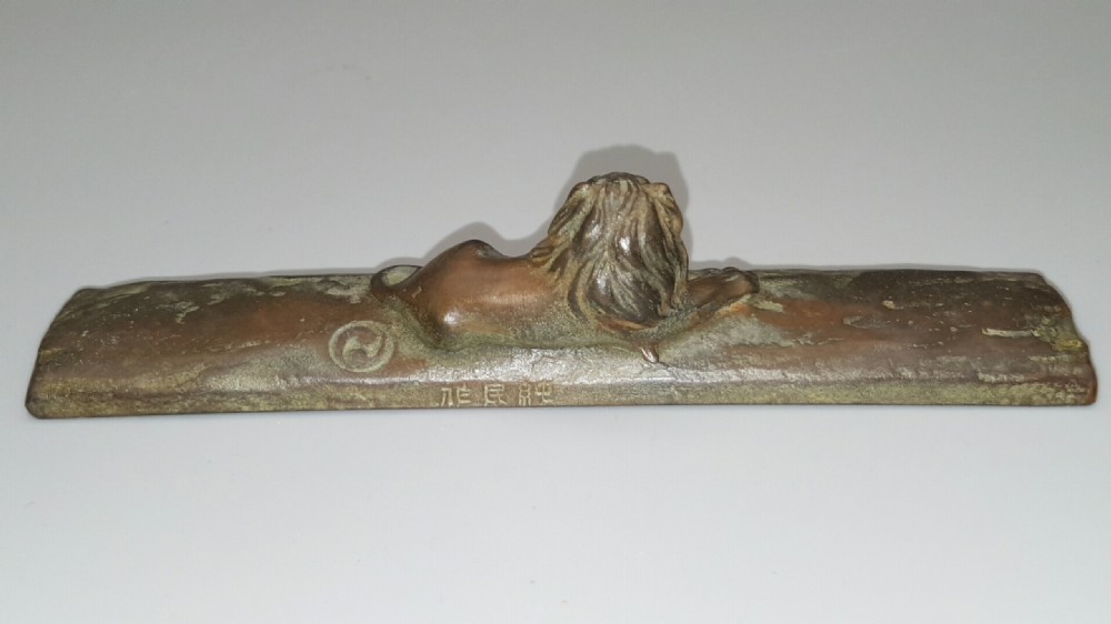Japanese Showa bronze paperweight depicting a lion by Junmin Yamamoto View III