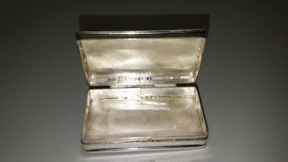 Lovely Vintage Sterling Silver Snuff Box with Fine Enamelled Painting of a Racehorse and Jockey  View IV