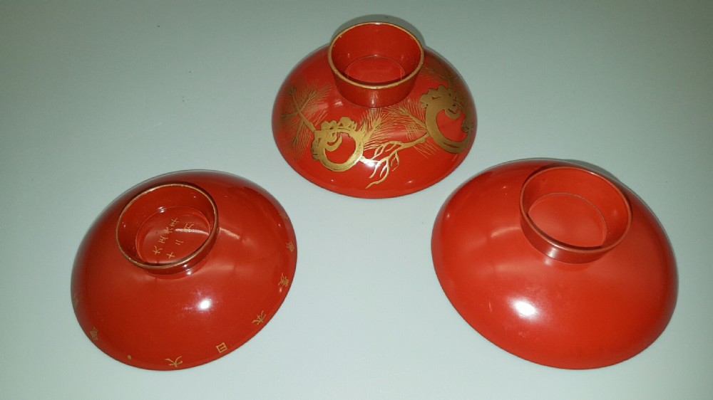 Set of Three Japanese Taisho (1920s) Lacquer Sake Cups and Stand View VII