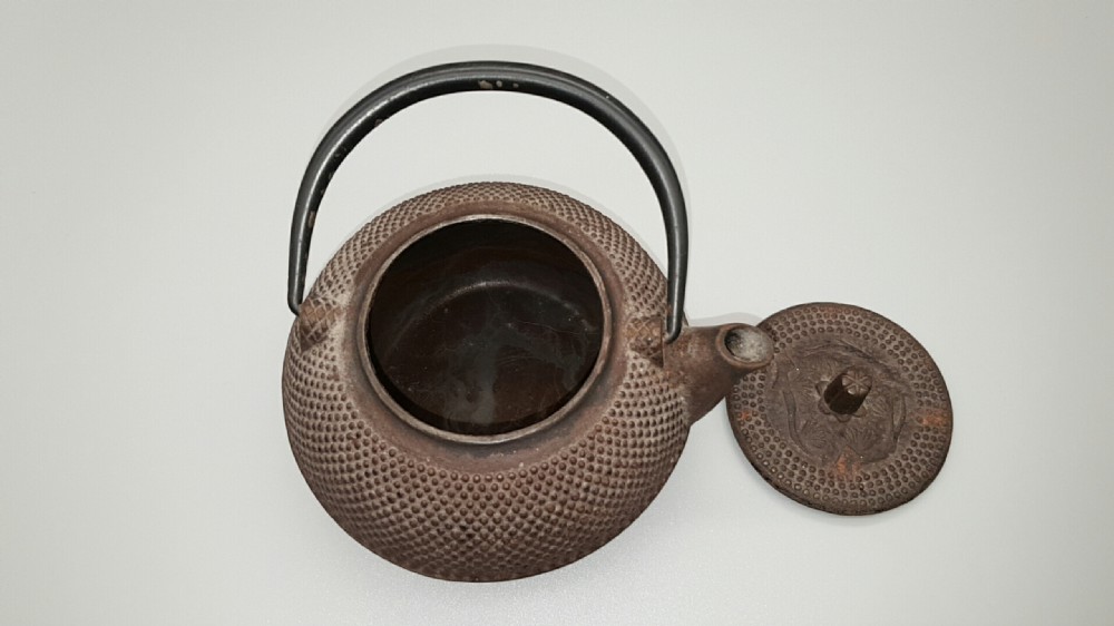 Japanese Vintage (1940s) Cast Iron Teapot (Tetsubin) View IV