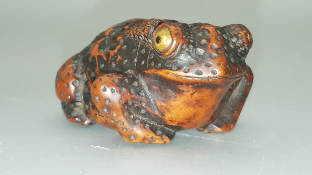 Superb Japanese Edo (mid 19thC) boxwood toad netsuke 