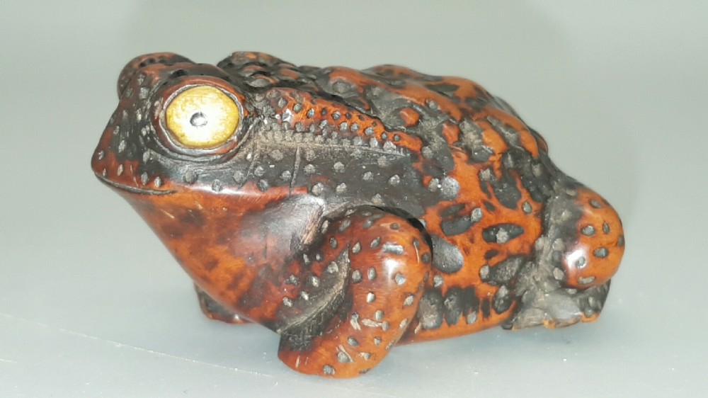 Superb Japanese Edo (mid 19thC) boxwood toad netsuke  View II