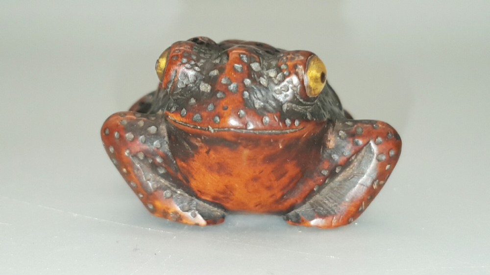 Superb Japanese Edo (mid 19thC) boxwood toad netsuke  View III