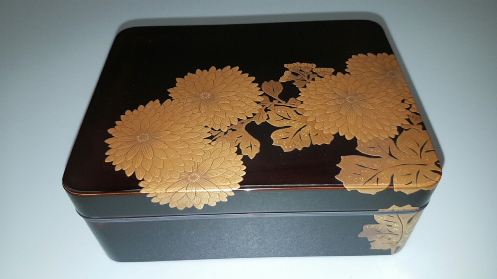 Superb Japanese Meiji (early 20thC) Black & Gold Lacquer Box with Matching Tray View III