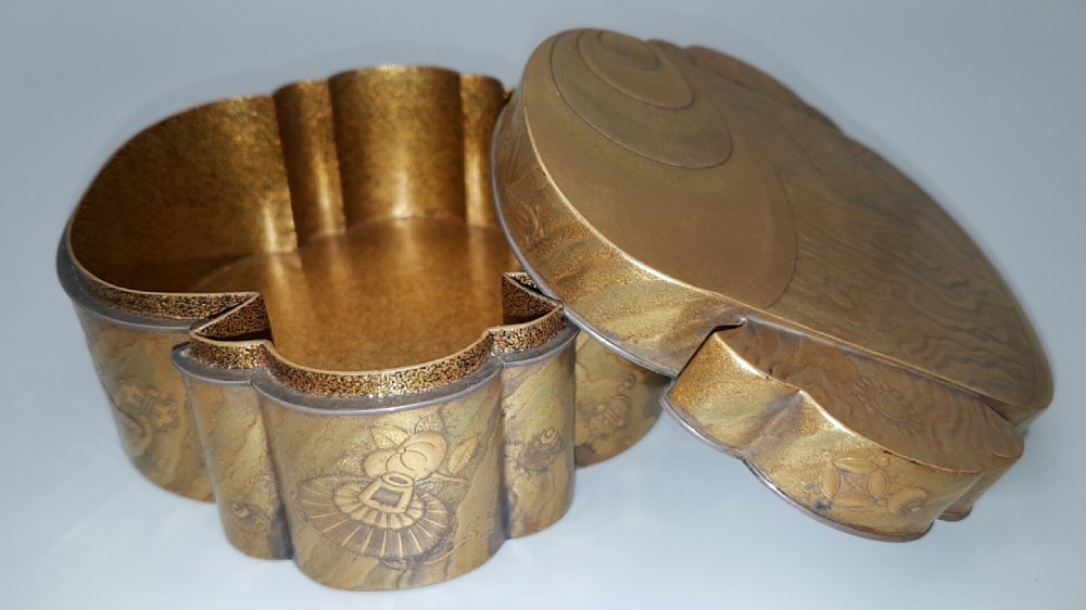 Stunning Japanese Edo (early to mid-19thC) Gold Lacquer Box (Kobako) with Insert Tray View X