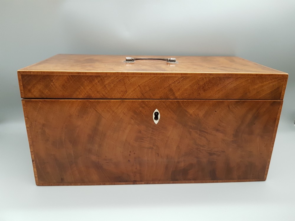 Beautifil English Georgian (ca. 1780-1800) Mahogany Tea Caddy