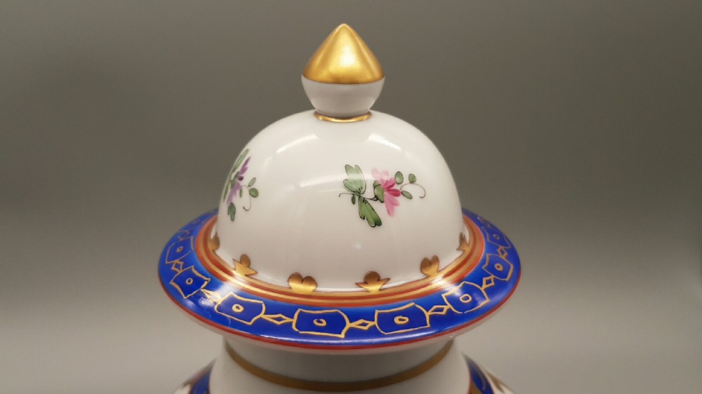 Striking Antique Dresden Armorial Porcelain Urn with Cover, Ca 1850, bearing famous Howard Family Crest View VI