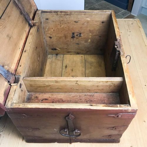 ANTIQUE SCANDINAVIAN PAINTED PINE BOX DATED 1837 - ADDITIONAL PHOTO 3
