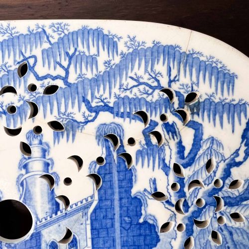 ANTIQUE DAVENPORT 'CHINOISERIE RUINS' BLUE AND WHITE MEAT DRAINER - ADDITIONAL PHOTO 2