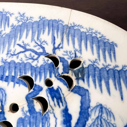 ANTIQUE DAVENPORT 'CHINOISERIE RUINS' BLUE AND WHITE MEAT DRAINER - ADDITIONAL PHOTO 3