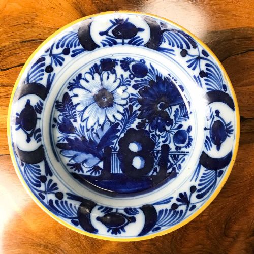 PAIR OF 18TH CENTURY DUTCH DELFTWARE PLATES - ADDITIONAL PHOTO 1