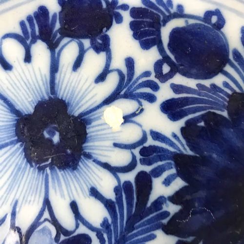PAIR OF 18TH CENTURY DUTCH DELFTWARE PLATES - ADDITIONAL PHOTO 2