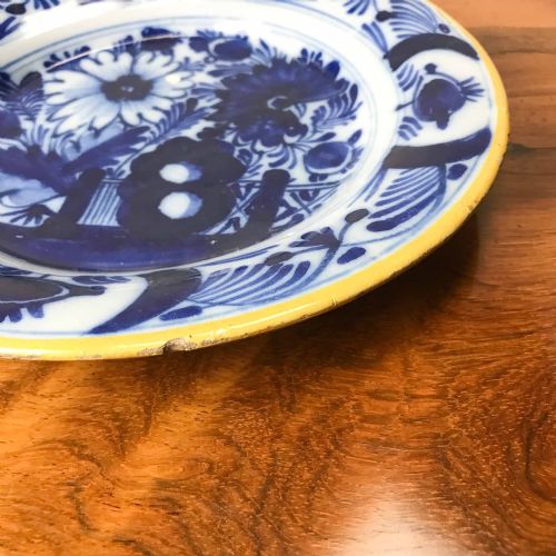 PAIR OF 18TH CENTURY DUTCH DELFTWARE PLATES - ADDITIONAL PHOTO 3