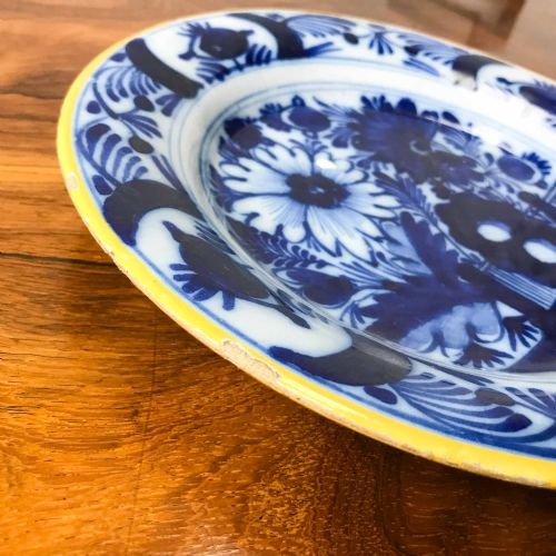 PAIR OF 18TH CENTURY DUTCH DELFTWARE PLATES - ADDITIONAL PHOTO 4