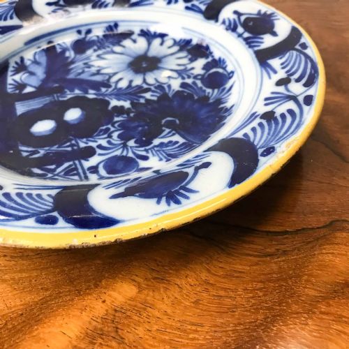 PAIR OF 18TH CENTURY DUTCH DELFTWARE PLATES - ADDITIONAL PHOTO 5