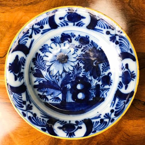 PAIR OF 18TH CENTURY DUTCH DELFTWARE PLATES - ADDITIONAL PHOTO 9