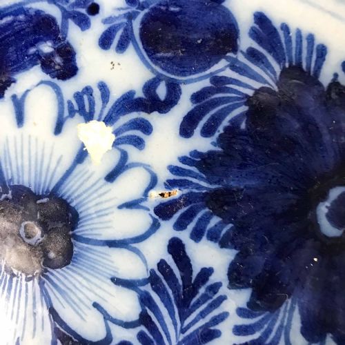 PAIR OF 18TH CENTURY DUTCH DELFTWARE PLATES - ADDITIONAL PHOTO 10
