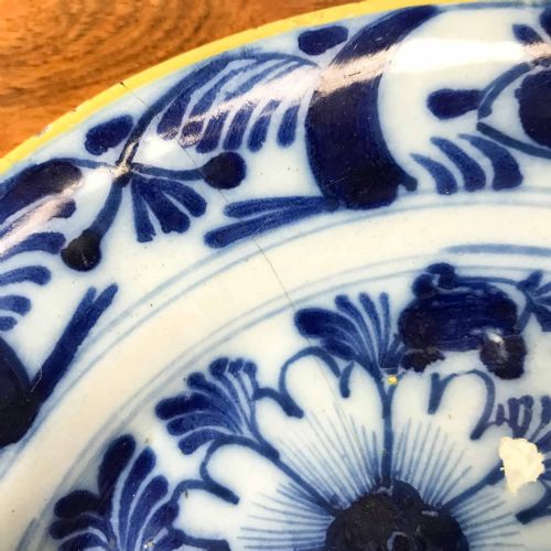 PAIR OF 18TH CENTURY DUTCH DELFTWARE PLATES - ADDITIONAL PHOTO 11