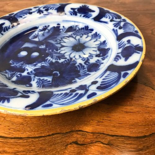 PAIR OF 18TH CENTURY DUTCH DELFTWARE PLATES - ADDITIONAL PHOTO 13