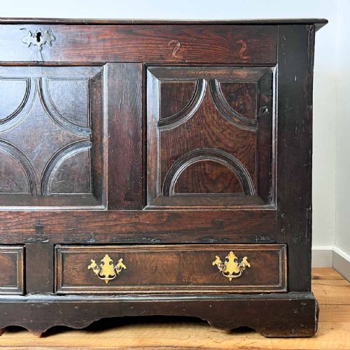 LARGE 18TH CENTURY OAK MULE CHEST - ADDITIONAL PHOTO 3