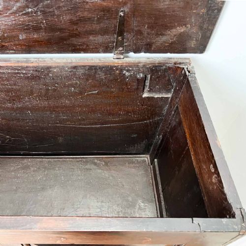 LARGE 18TH CENTURY OAK MULE CHEST - ADDITIONAL PHOTO 18