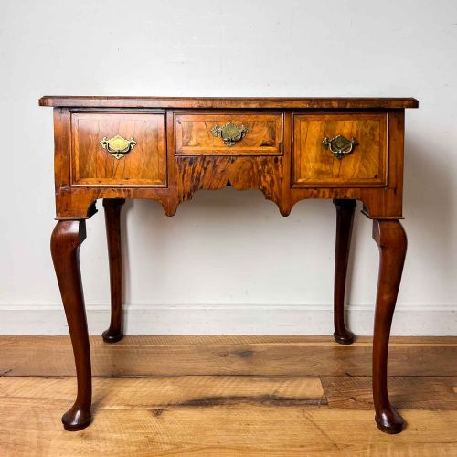 GEORGIAN WALNUT FEATHERBANDED LOWBOY WITH QUARTER VENEERED TOP - ADDITIONAL PHOTO 3