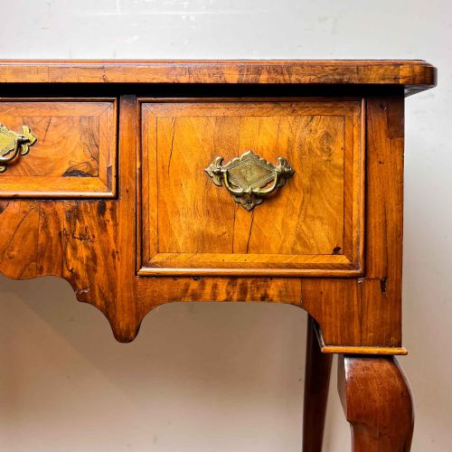 GEORGIAN WALNUT FEATHERBANDED LOWBOY WITH QUARTER VENEERED TOP - ADDITIONAL PHOTO 6
