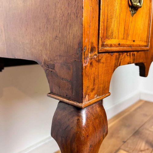 GEORGIAN WALNUT FEATHERBANDED LOWBOY WITH QUARTER VENEERED TOP - ADDITIONAL PHOTO 20