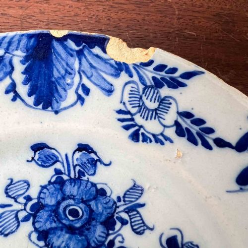 PAIR OF SMALL ANTIQUE DELFT PLATES - ADDITIONAL PHOTO 3
