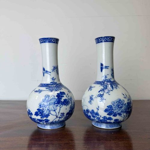 PAIR OF JAPANESE PORCELAIN BLUE AND WHITE VASES - ADDITIONAL PHOTO 3