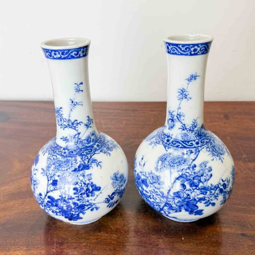 PAIR OF JAPANESE PORCELAIN BLUE AND WHITE VASES - ADDITIONAL PHOTO 4