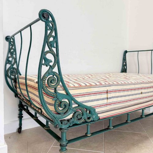 ANTIQUE CAST IRON DAY BED - ADDITIONAL PHOTO 1