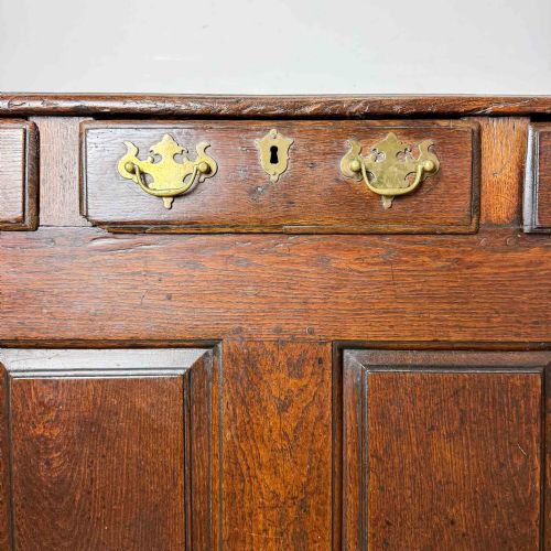 EARLY 18TH CENTURY OAK ANTIQUE DRESSER - ADDITIONAL PHOTO 4