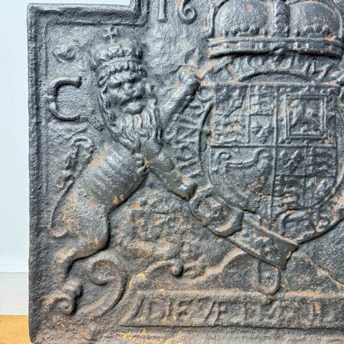 ANTIQUE CAST IRON FIRE BACK WITH ROYAL CREST - ADDITIONAL PHOTO 4